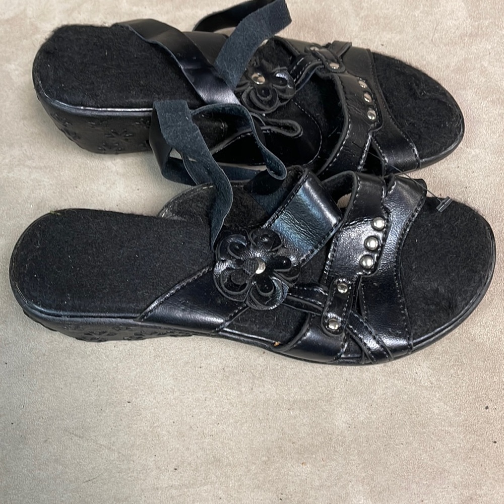 Women’s low top size 8